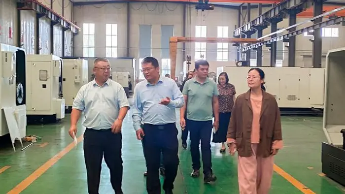 العملاء الأجانب يزورون مصنع Qiansheng للصناعات الثقيلة للتفتيش في الموقع